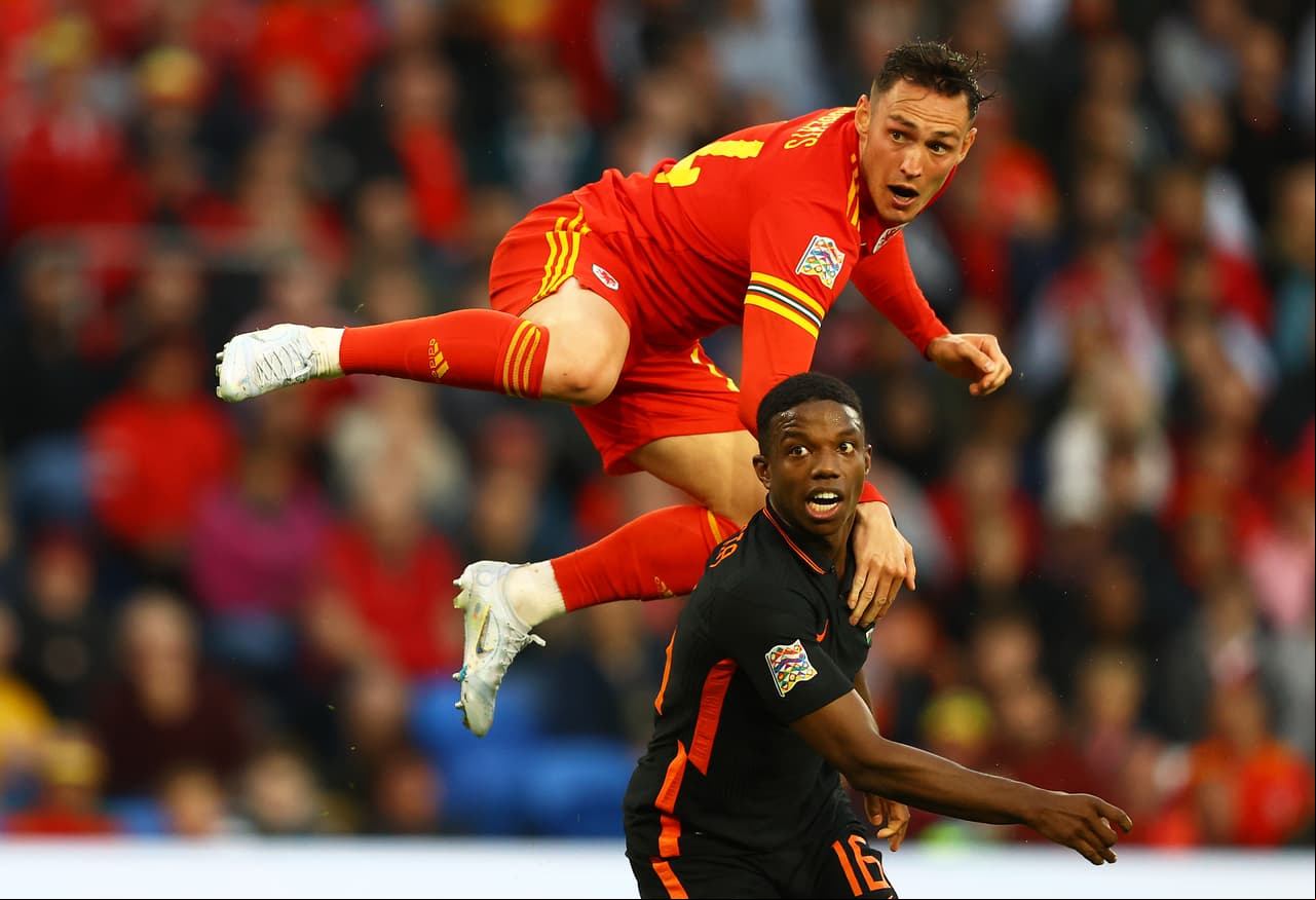 Con gol de Wout Weghorst, Países Bajos derrotó a Gales en la UEFA Nations League en el último minuto como visitante por 1-2; Koopmeiners hizo el 0-1 y Rhys Norrington el 1-1.