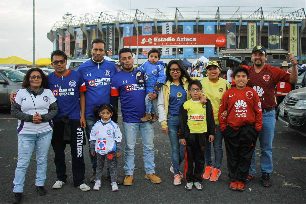 La rivalidad entre Cruz Azul y América es no solo deportiva sino en el terreno de juego, en las gradas no debe existir conflicto. Aquí aficionados de ambos lados con ganas de disfrutar el partido.