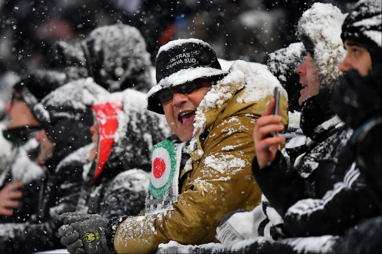 Juventus-Atalanta, en el Juventus Stadium de Turín por la fecha 26 de Serie A, fue aplazado por intensa nevada. El árbitro Maurizio Mariani lo decidió porque no se daban las condiciones necesarias.