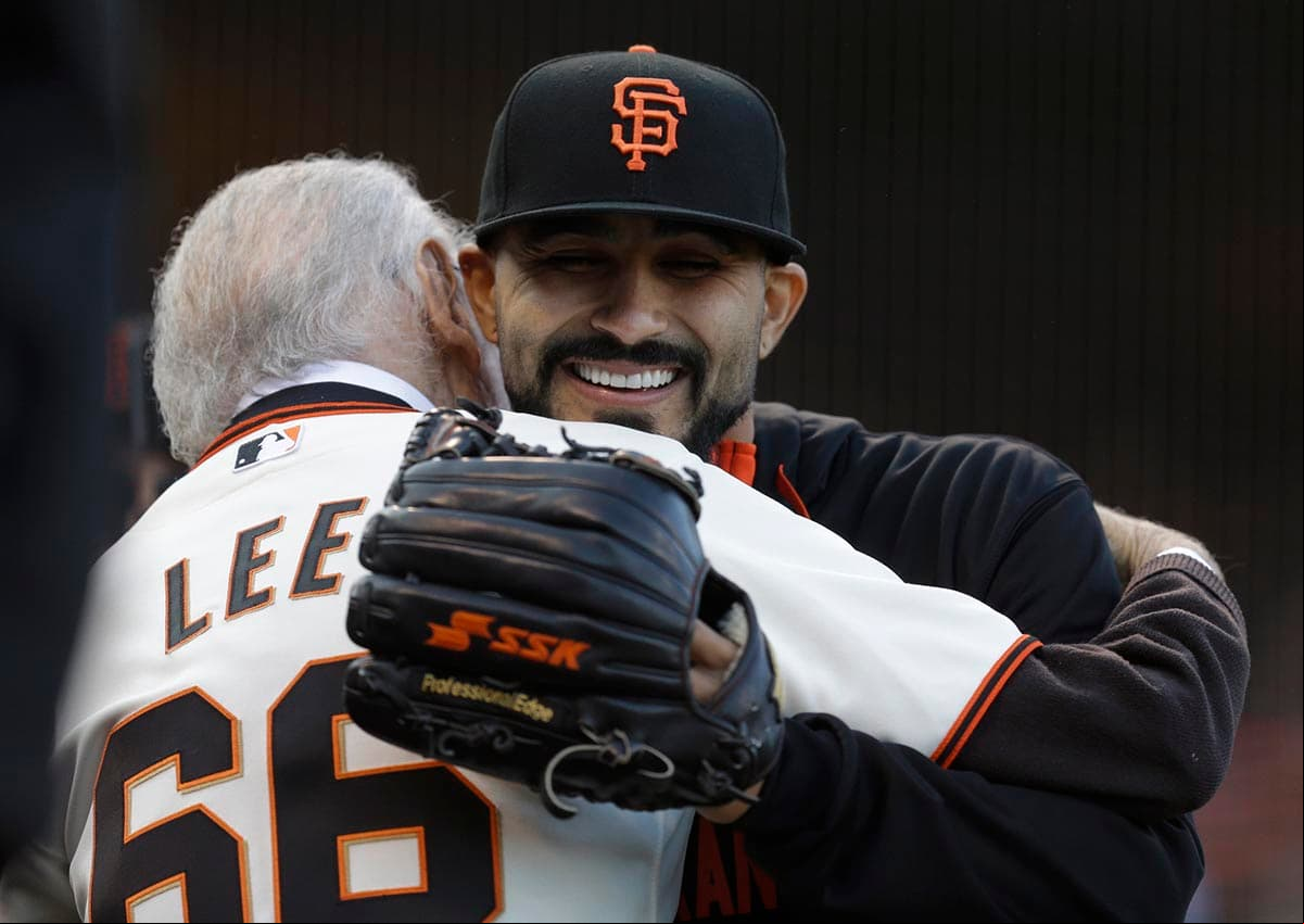 Un emotivo abrazo entre el mexicano Sergio Romo y Stan Lee en uno de los homenajes que recibió el creador de Marvel en las Grandes Ligas el 6 de julio de 2014 en el juego entre Giants y Mets.