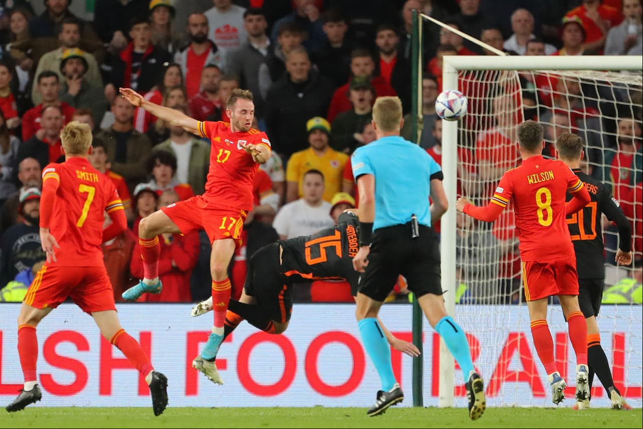Con gol de Wout Weghorst, Países Bajos derrotó a Gales en la UEFA Nations League en el último minuto como visitante por 1-2; Koopmeiners hizo el 0-1 y Rhys Norrington el 1-1.