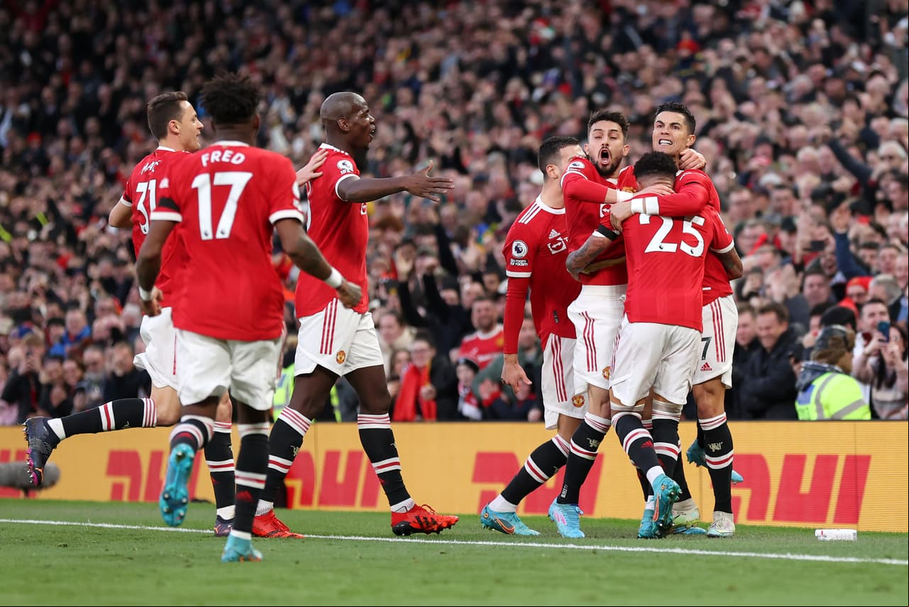 Cristiano Ronaldo anotó hat-trick para que el Manchester United venciera 3-2 al Tottenham.