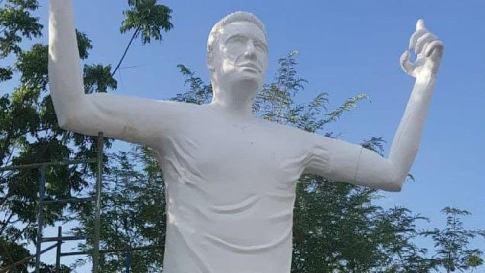 En Santa Marta se construye la estatua que se ha hecho viral en redes sociales justamente porque no es parecida al goleador histórico de la selección de Colombia.