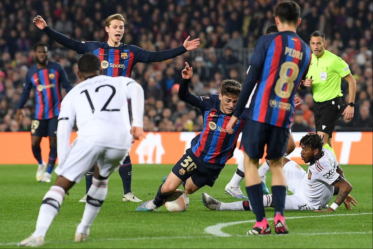El Barcelona y el Manchester United empataron en la ida de los dieciseisavos de final de la Europa League; los goles culés fueron de Marcos Alonso y Rapinha y por los Devils marcaron Marcus Rashford y un autogol de Jules Koundé.