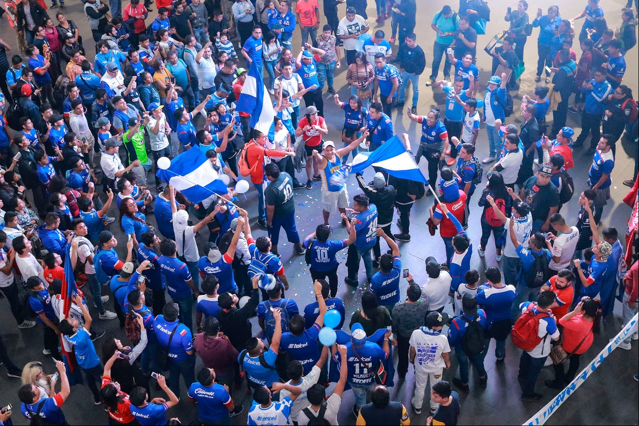 Desde las alturas podía observarse mejor el número de aficionados que se congregaron en la Terminal 2 del Aeropuerto Internacional de la Ciudad de México.