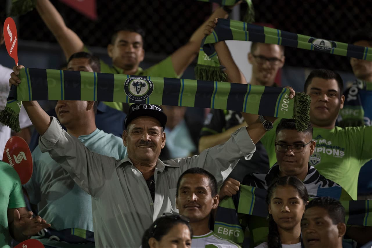 Si embargo, el optimismo entre el público salvadoreño sería retribuido en la cancha.