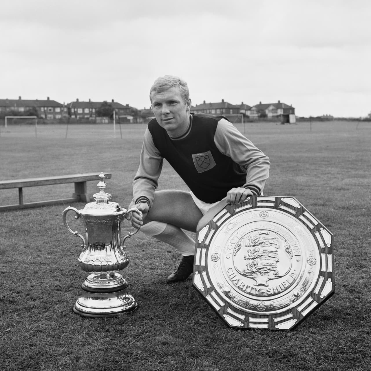 <b>#6 - West Ham United: </b>en 1991 falleció el histórico Bobby Moore, quien en su espalda llevaba ese dorsal, el cual fue retirado en honor a él.