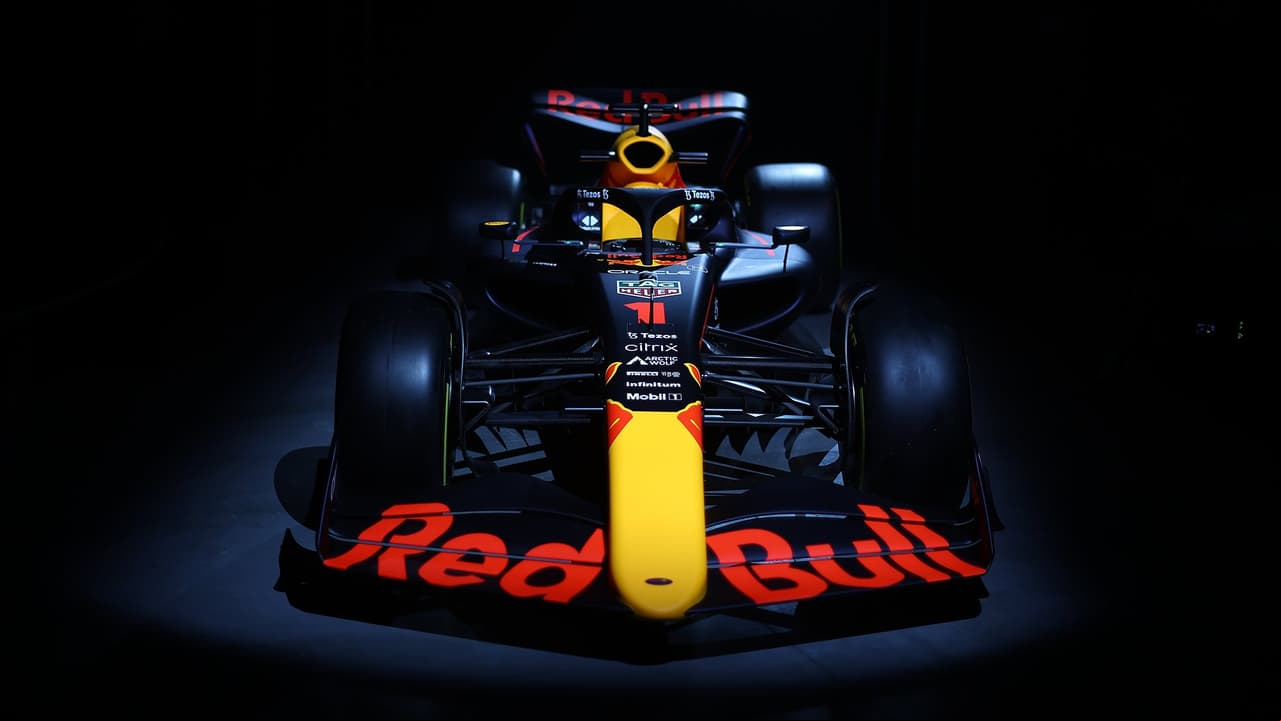Christian Horner, Max Verstappen y Checo Perez unieron fuerzas con el equipo de ingeniería para revelar el auto 2022 al mundo en una primera experiencia para fanáticos.