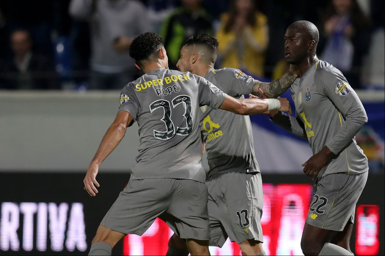 Danilo Pereira (derecha) le dio el empate a los Dragones al minuto 18 del partido.