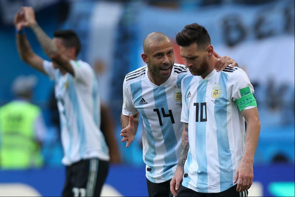 En el segundo tiempo, Messi conversó con sus compañeros en la búsqueda de encontrarle un lugar más protagónico.