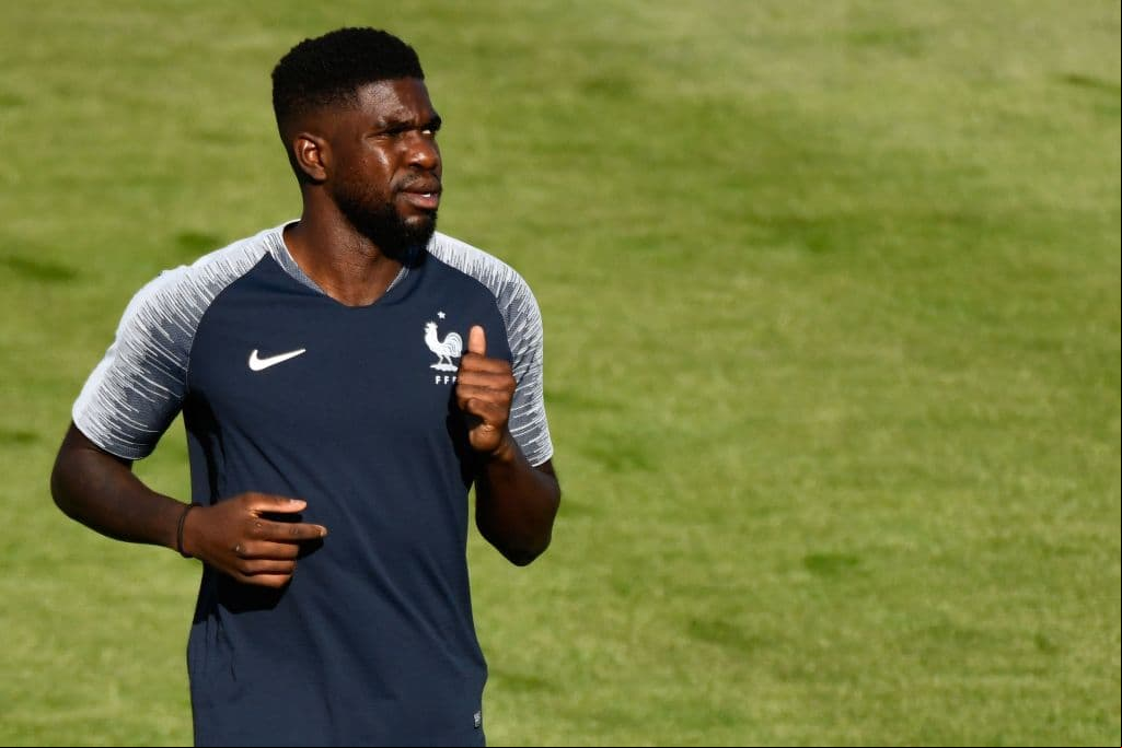 En defensa, Samuel Umtiti será el que controle en llegada las arremetidas de su compañero en el Barcelona, Lionel Messi. El central también fue compañero de Mascherano.