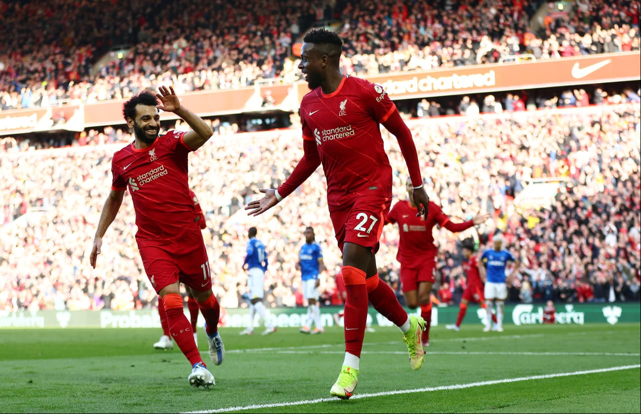 Liverpool derrotó al Everton gracias a los goles de Andrew Robertson y Divock Origi.