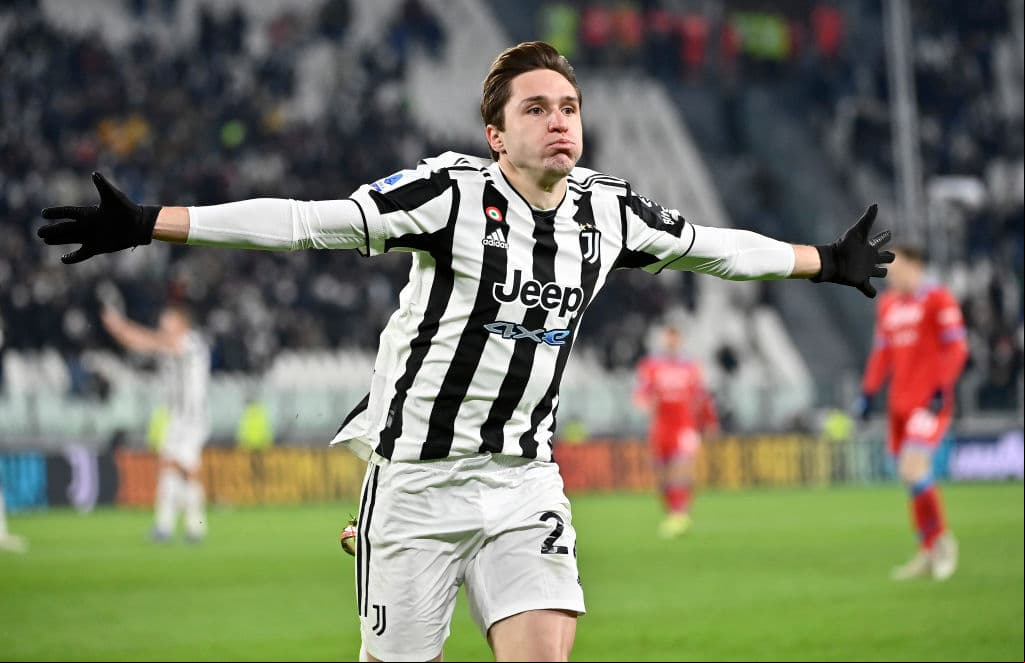 Napoli y Juventus empatan durante la Jornada 20 de la Serie A. Dries Mertens le daba la victoria a los de Spalleti a los 23' minutos, pero Federico Chiesa emparejó el encuentro al minuto 54'. El mexicano Hirving Lozano se perdió el encuentro tras dar positivo a COVID-19.