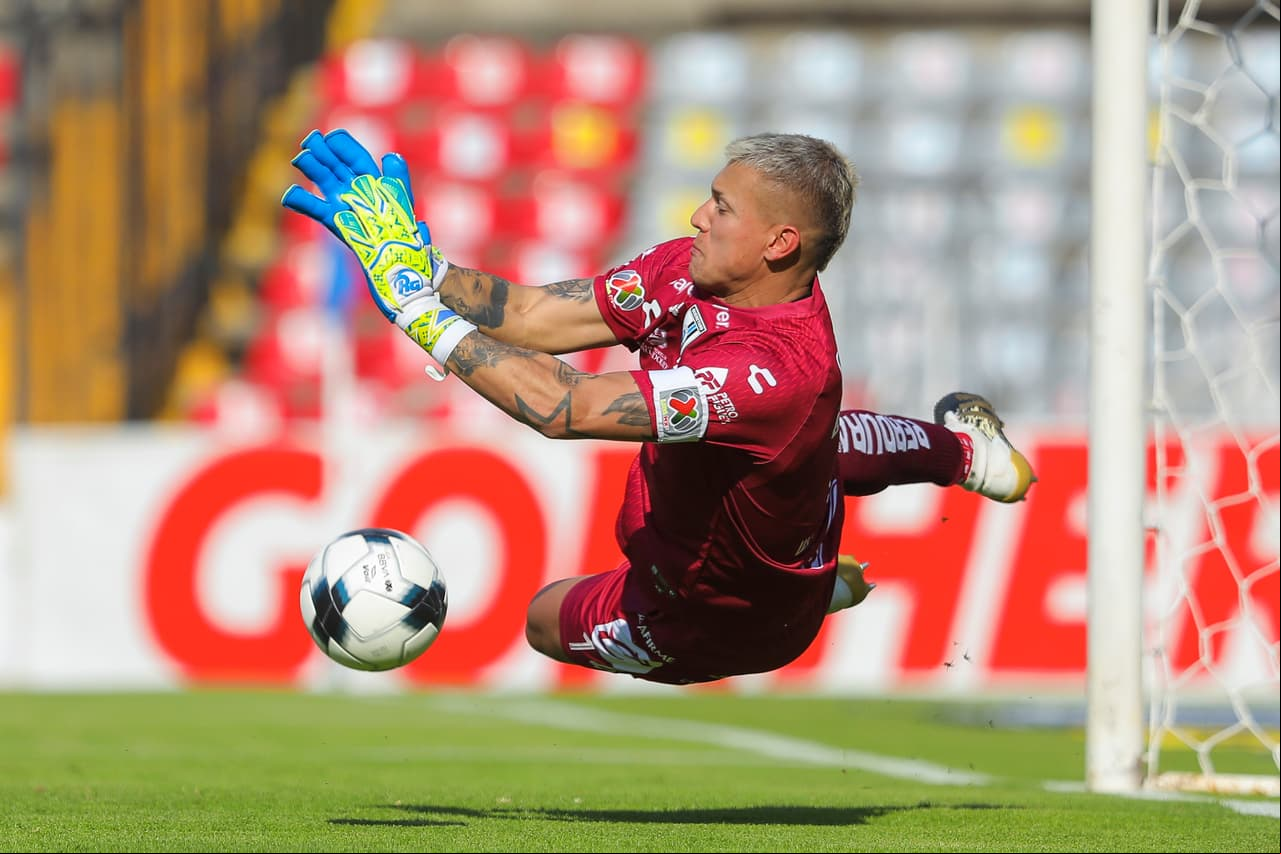 Juárez tuvo oportunidad de meterse al partido antes de que finalizara la primera mitad pero Washington Aguerre detuvo el cobro.