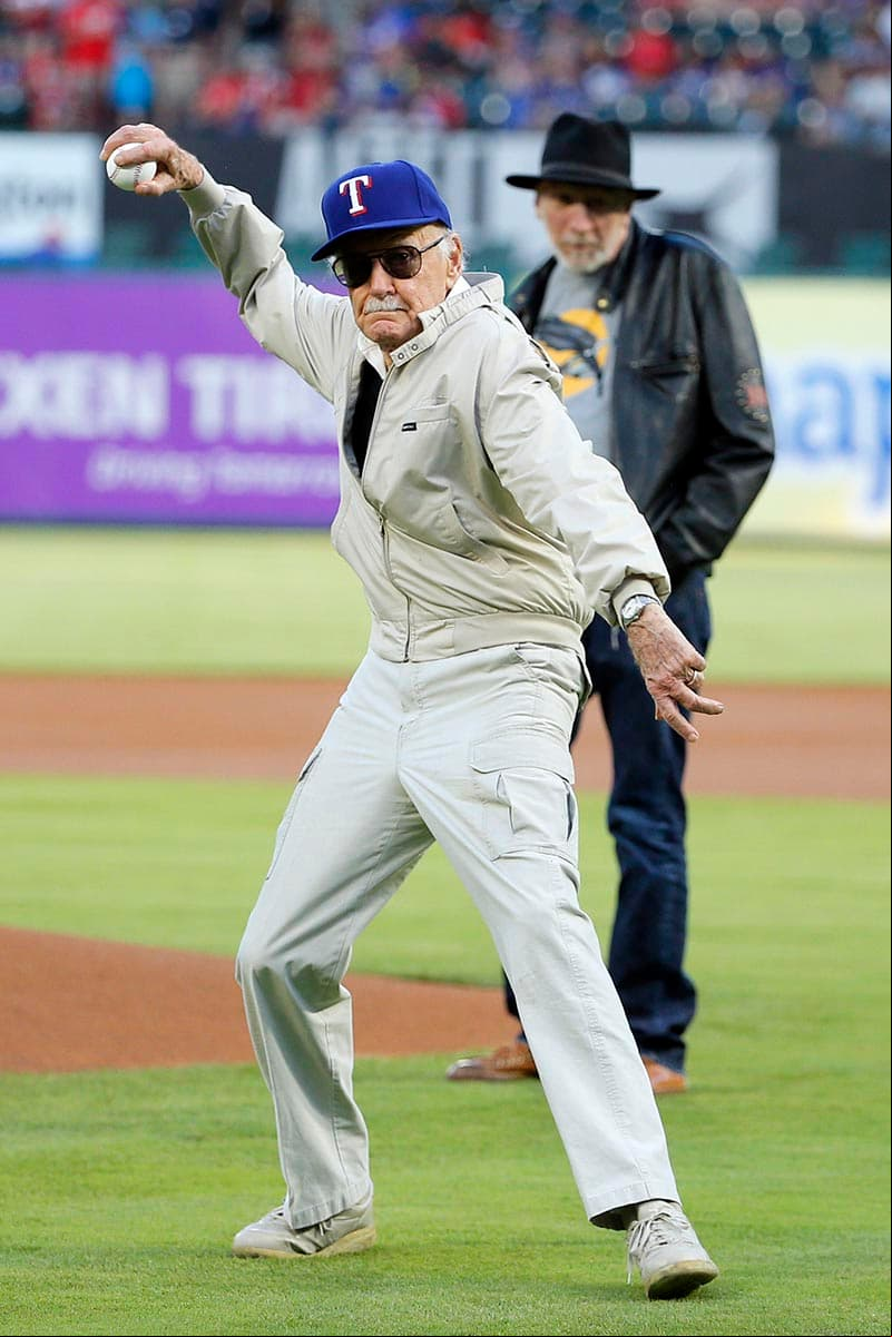 También los Texas Rangers recibieron a Stan Lee para un lanzamiento de honor el 6 de abril de 2016 en el juego contra Seattle Mariners.