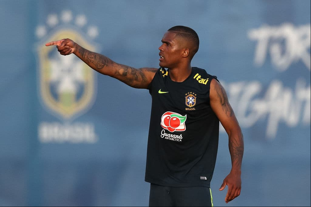 13) Douglas Costa (Juventus). El extremo brasileño ha pasado del Bayern Munich a la Juve en años recientes, pero esta vez es definitivo. Pasa a la 
<i>Vecchia Signora</i> por 40 millones de euros (46.2 mdd).