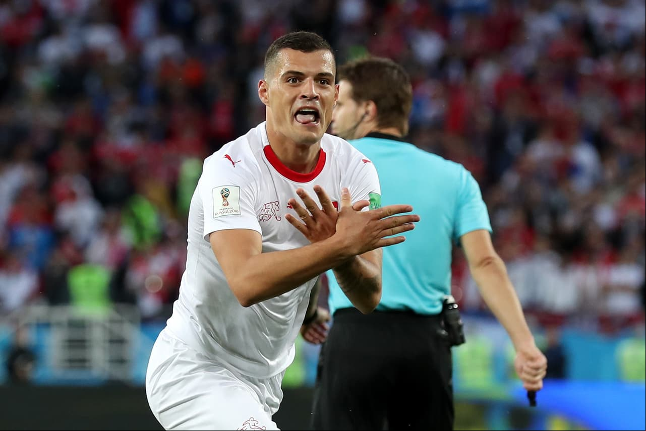 El suizo Granit Xhaka, que hace parte del Arsenal de Inglaterra, tiene un equipo grande de Italia interesado en él. Medios ingleses afirman que la Roma está detrás del volante.
