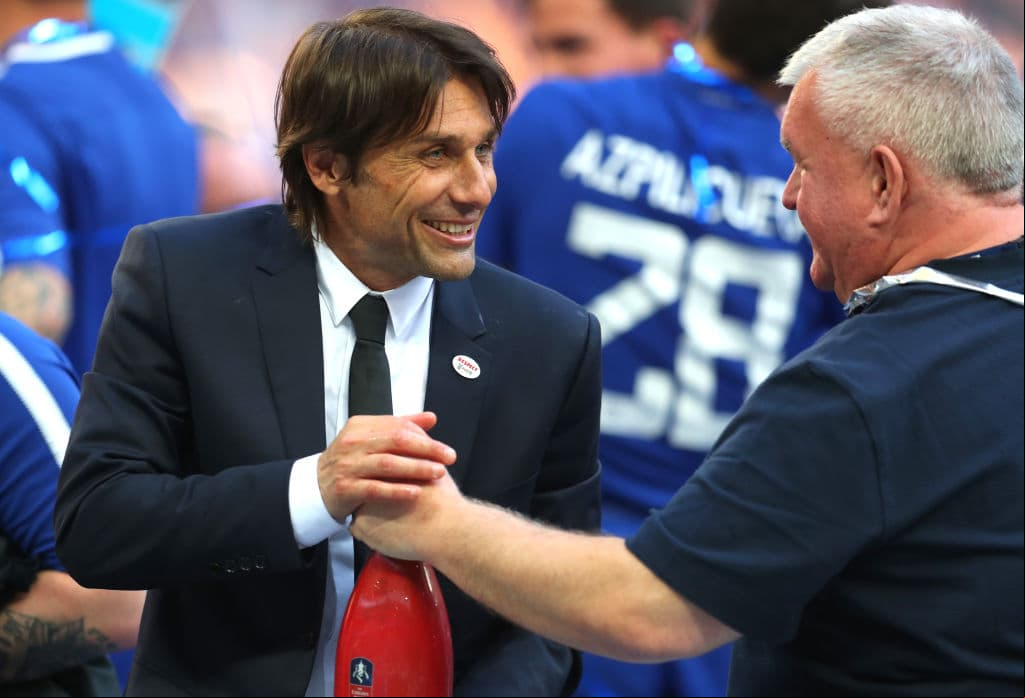El cambio de dueños del AC Milan podría traer un cambio en la banca del equipo. 
<i>Il Corriere dello Sport</i> asegura llamaron a Antonio Conte, pero éste dijo que debía atender asuntos con el Chelsea.
<br>