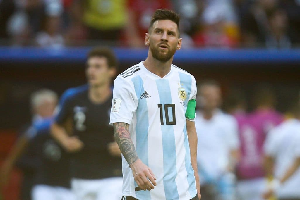 Messi no lograba aparecer en la cancha con la contundencia que se le necesitaba para igualar la situación.