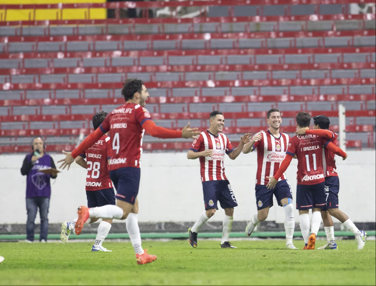 Guadalajara venció 4-0 a Santos Laguna con tres goles de Ormeño.