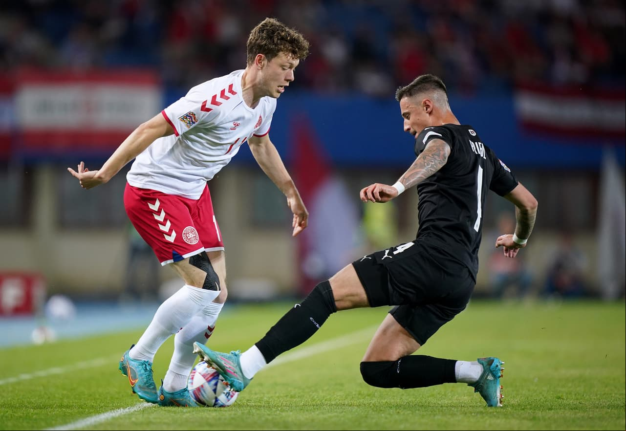 Andreas Skov Olsen peleaba una pelota con Marco Friedl.