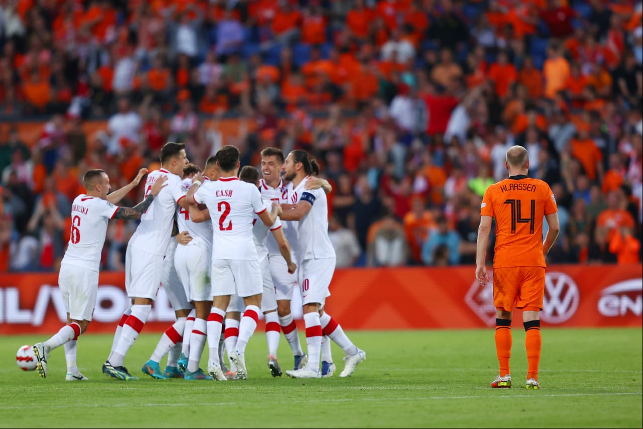 Polonia se puso en ventaja de dos goles gracias a los tantos de Cash y Zieliński, pero los Países Bajos reaccionaron con las anotaciones de Klaassen y Dumfries.