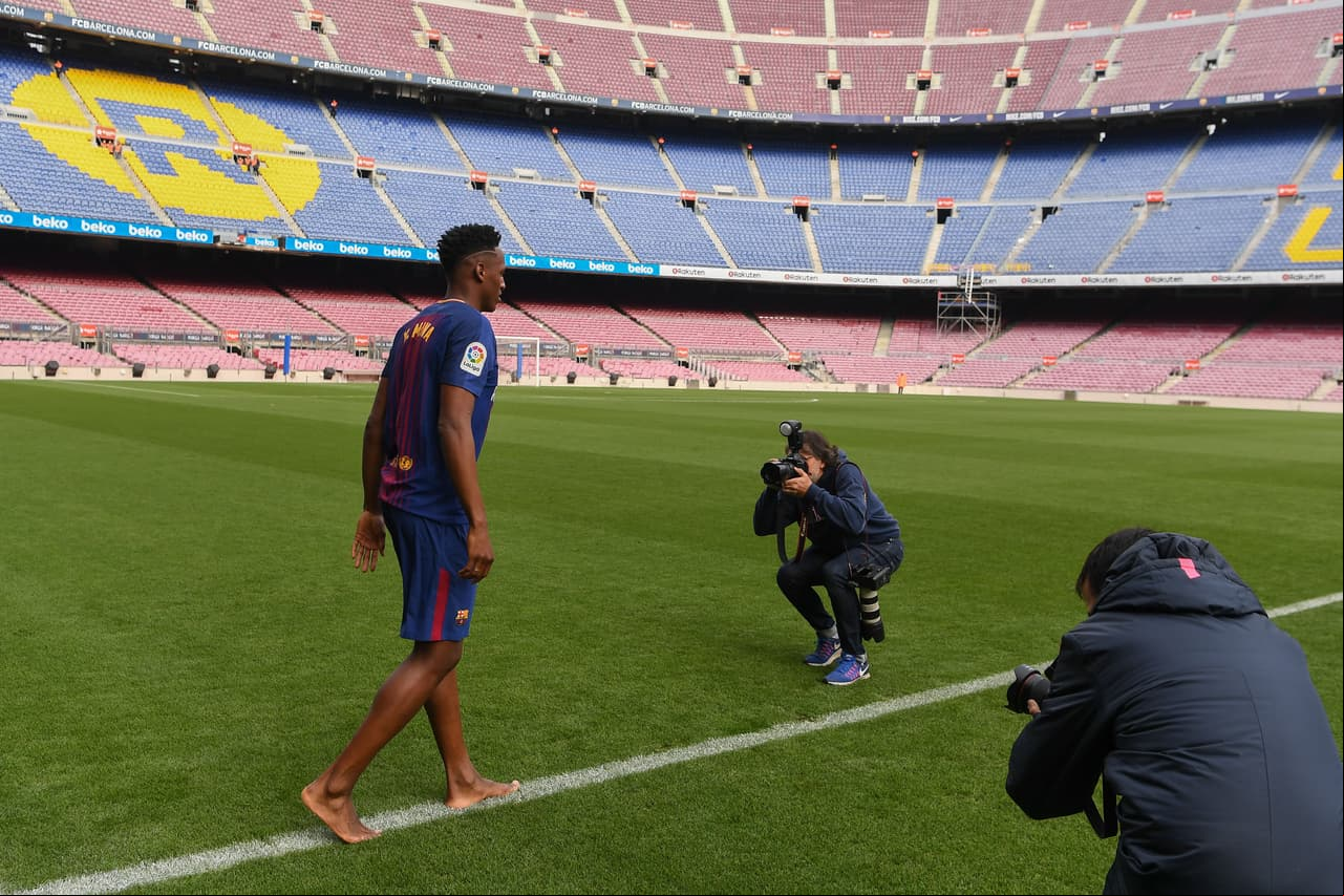 Su primer o con el césped del Camp Nou fue poco ortodoxo. Fiel a uno de sus rituales, pisó el terreno de juego descalzo, santiguándose y señalando el cielo.