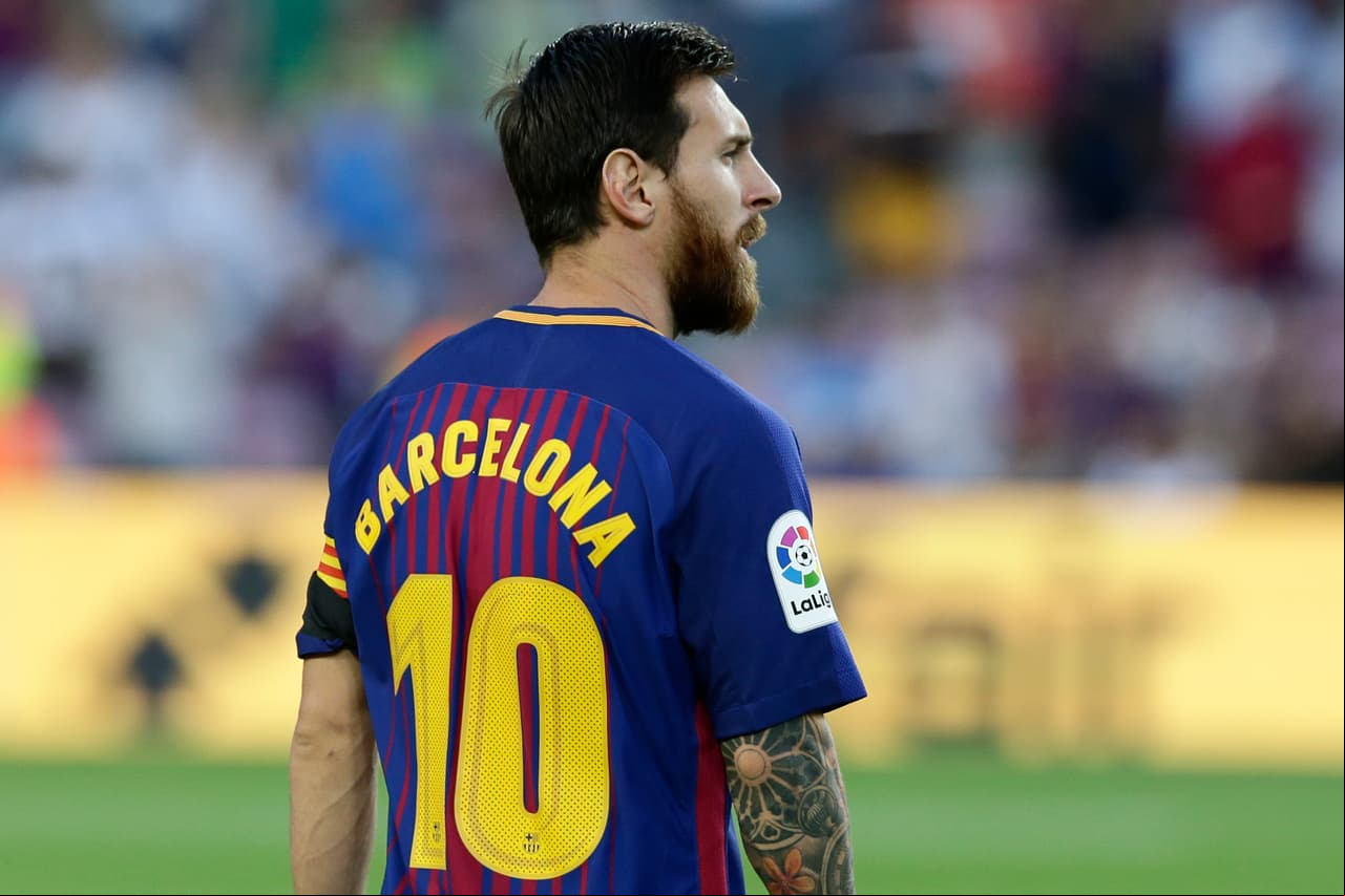 La playera del Barcelona, Athletic Bilbao, Atlético de Madrid y Valencia cuestan lo mismo: 85 euros. En la Liga de España el costo promedio es de 71 euros.
