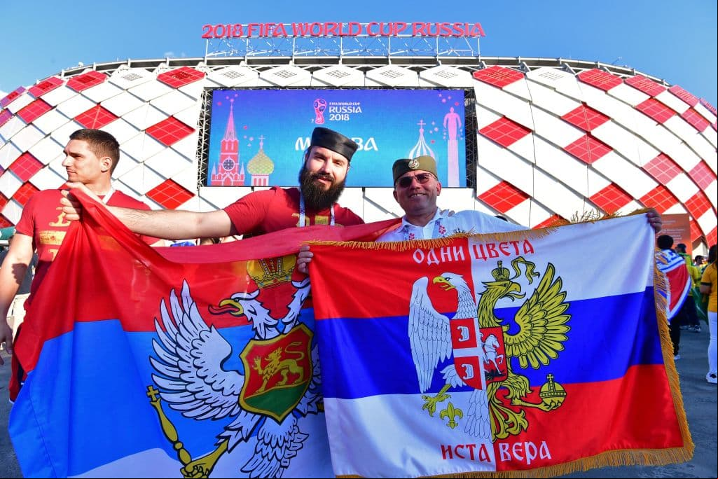 La colorido de Brasil y la fiesta de Serbia marcan dos estilos diferentes de sus hinchas y eso es algo que se refleja en medio del partido del grupo E del Mundial de Rusia 2018.