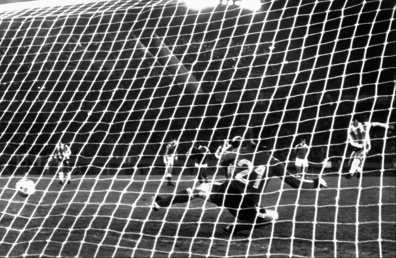 Para la segunda salida el resultado fue el mismo (2-1) pero ante Francia. Daniel arella y Luque marcaron para la Albiceleste. El gol del descuento lo puso Michel Platini.