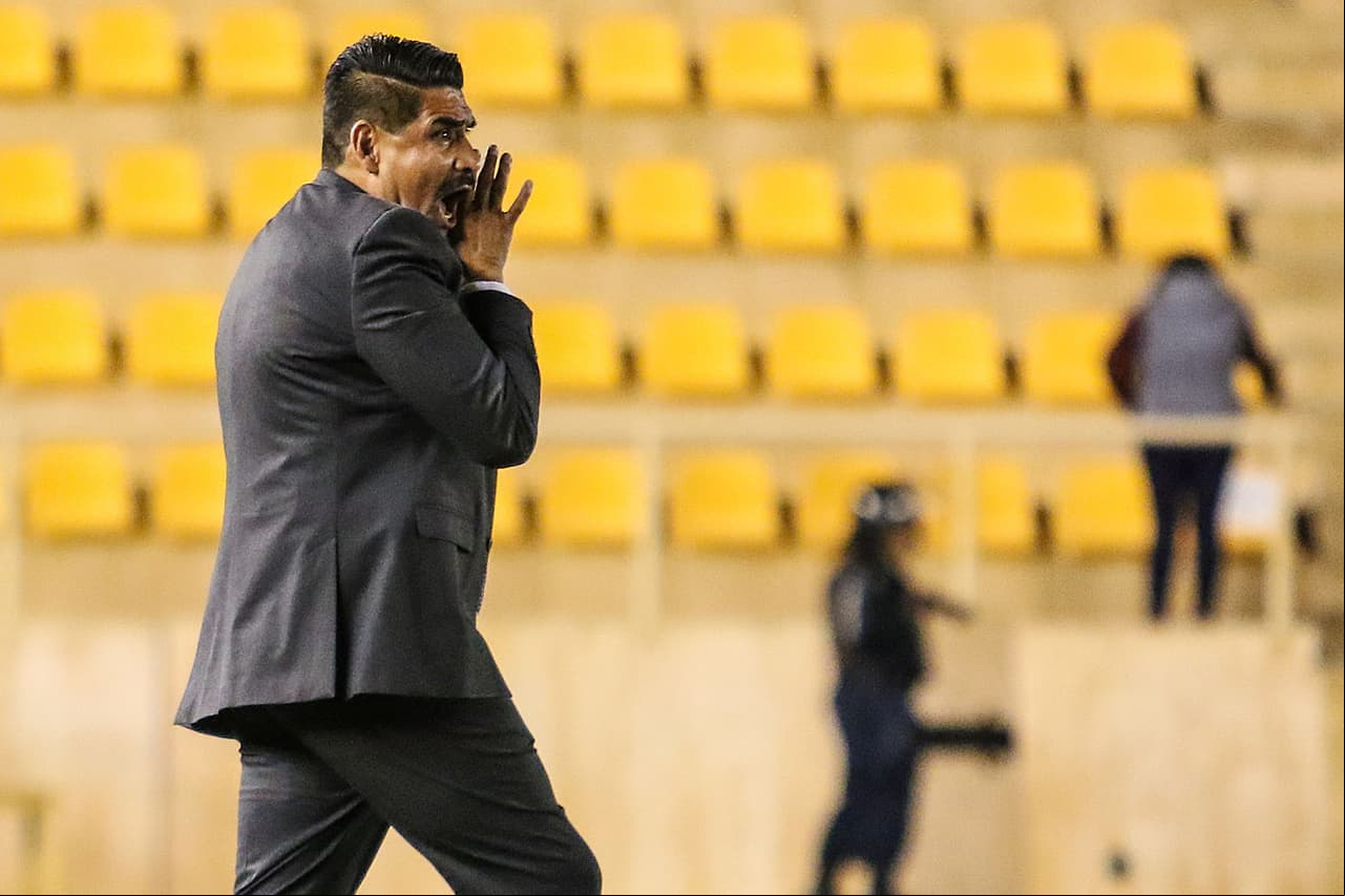 Y el nerviosismo se cambió de banca. El técnico de los oaxaqueños Ricardo Rayas era el que comenzaba a vociferar, sobre todo en el inicio de la segunda parte, cuando Atlante lució mejor.