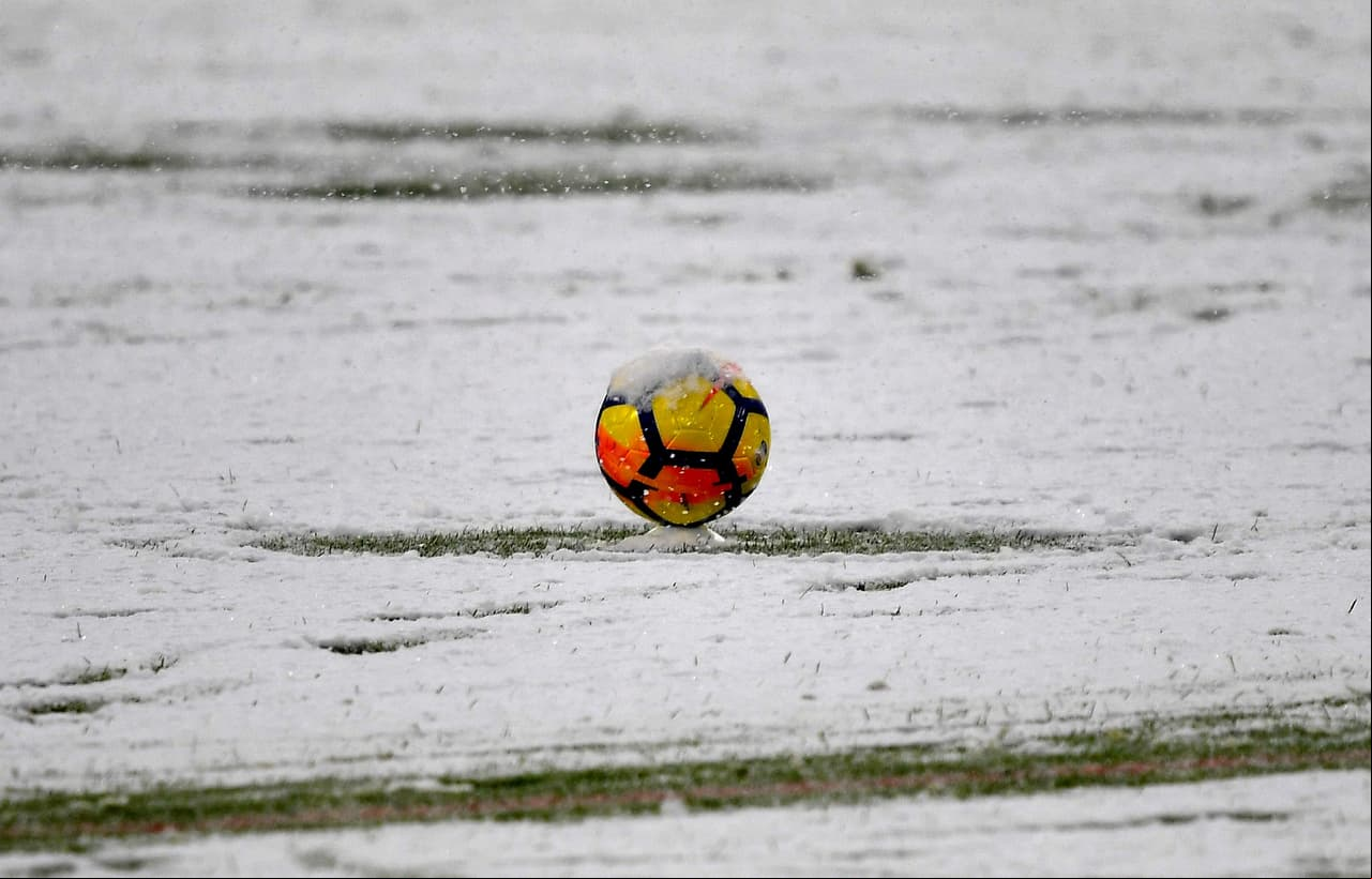 Juventus-Atalanta, en el Juventus Stadium de Turín por la fecha 26 de Serie A, fue aplazado por intensa nevada. El árbitro Maurizio Mariani lo decidió porque no se daban las condiciones necesarias.
