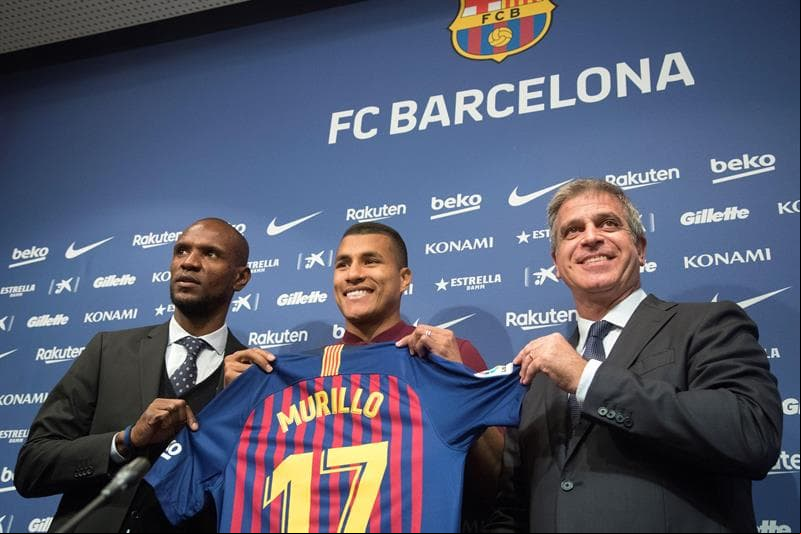 Su primer día oficial de azulgrana comenzó con el acto protocolario de la firma del contrato que le vincula en calidad de cedido por el Valencia hasta el final de la presente temporada.