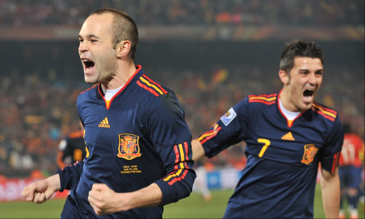 Iniesta marcó en un triunfo 2-1 contra Chile que lo dejó de líder en el grupo H y le dio de nuevo respiro, con el volante como el mejor del partido.