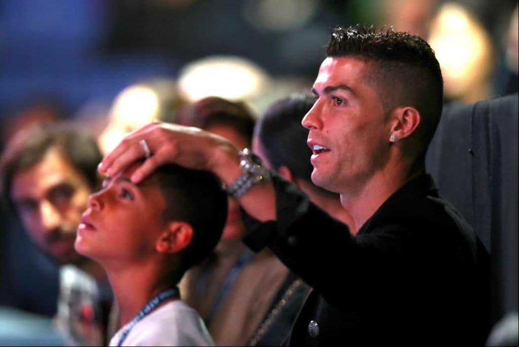 El delantero de Juventus aprovecha en estos días de receso por las fechas FIFA para tomarse unos días de descanso con su familia.