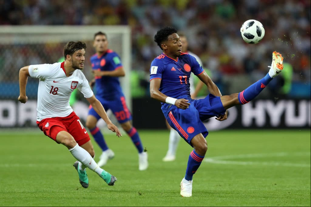 En la gráfica Johan Mojica (17) de la selección colombiana, ante la celosa marca de Bartosz Bereszynski. Nadie cedía espacios, cada rincón estaba muy copado en un juego intenso.