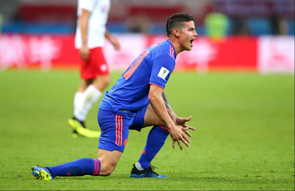 Nada más comenzar el segundo tiempo la dureza del partido se hacía presente, aquí James Rodríguez reclamando un fuerte o que no se marcó como falta.