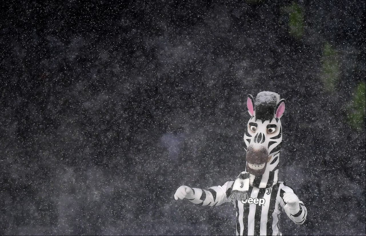 Juventus-Atalanta, en el Juventus Stadium de Turín por la fecha 26 de Serie A, fue aplazado por intensa nevada. El árbitro Maurizio Mariani lo decidió porque no se daban las condiciones necesarias.