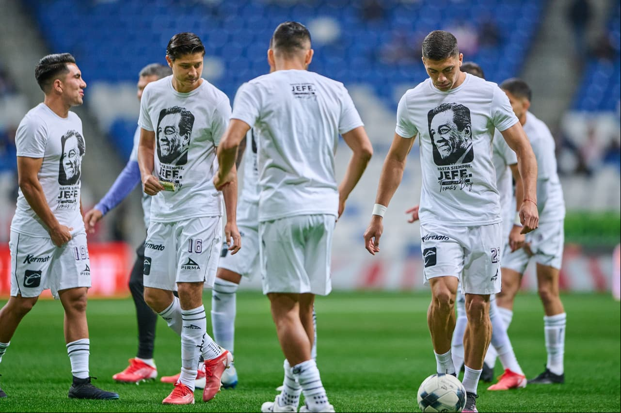 Mazatlán homenajeó a Tomás Boy con su indumentaria de calentamiento.