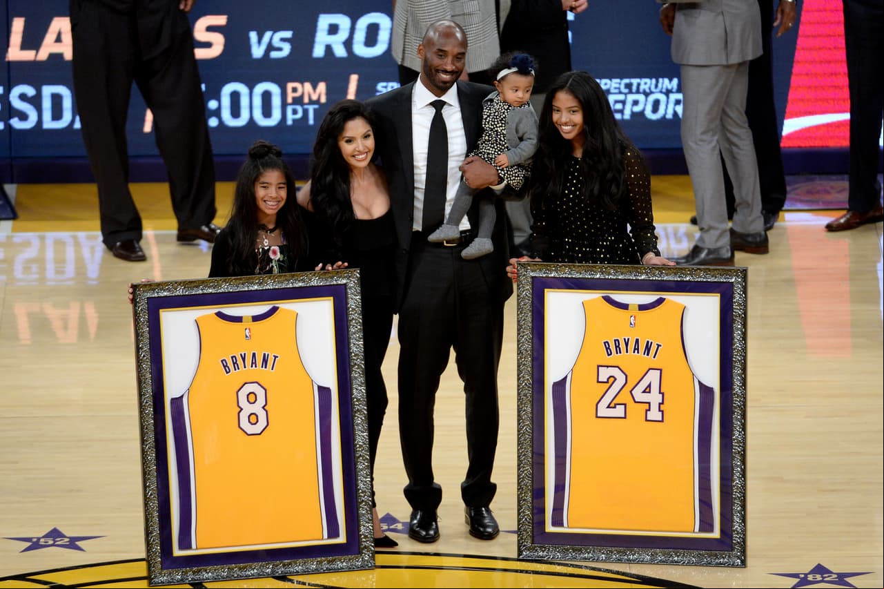 <b>#8 y #24 - Los Angeles Lakers: </b>el legado de Kobe Bryant en con la playera 'púrpura y amarilla' fue muy grande, por lo que después de que se retiró estos dos dorsales que usó en el equipo fueron descontinuados.