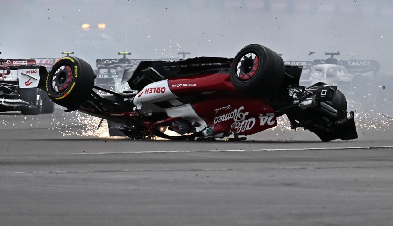 El GP de Gran Bretaña se vio interrumpido poco después de darse la salida a causa de un accidente que afectó a varios pilotos.