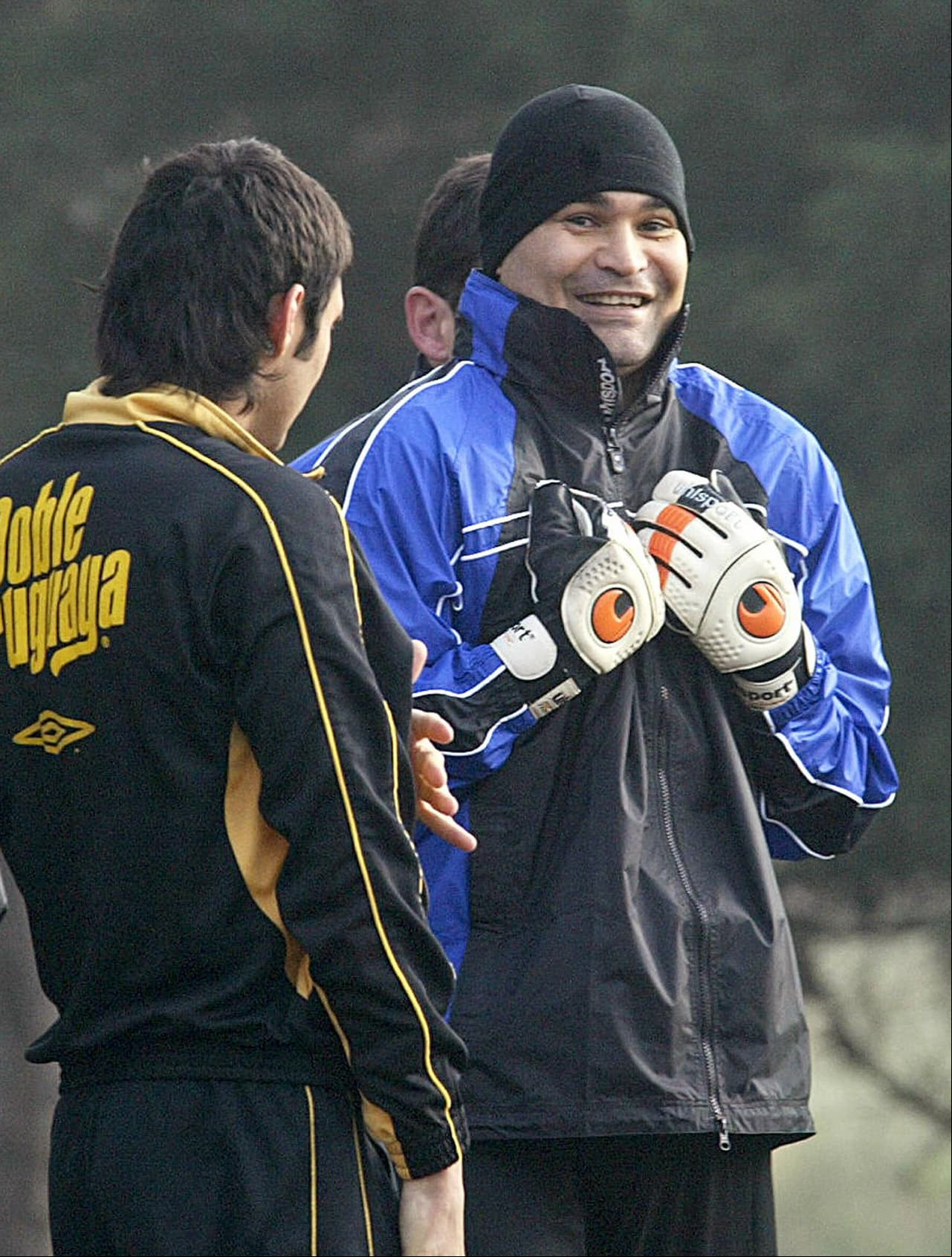 El polémico paraguayo José Luis Chilavert se retiró en el 2003 jugando con Peñarol, luego de tener una larga trayectoria en Argentina, España, Paraguay y Francia.