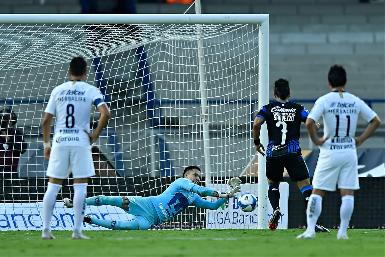 A los 26 minutos Querétaro tuvo un penalti a su favor, justo cuando más peligroso estaba el equipo visitante. Sin embargo, ante el cobro de Sanvezzo, Alfredo Saldivar los detuvo.