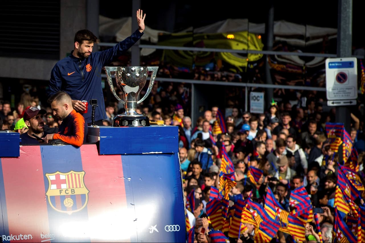 Barcelona celebró el octavo doblete de su historia con un recorrido urbano, festejo que congregó durante dos horas a decenas de miles de aficionados culés, entregados a un equipo que ganó Liga y Copa.