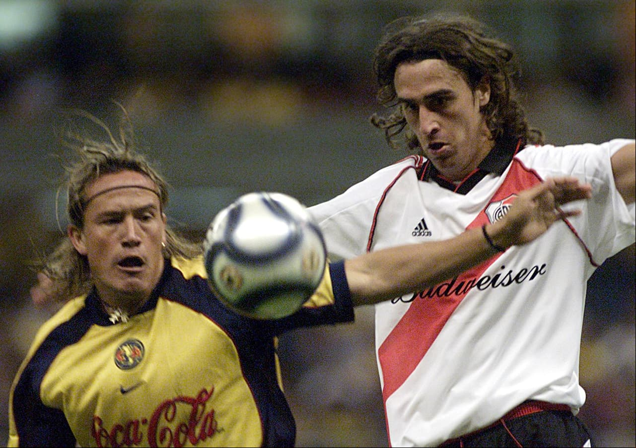 El delantero Luis Hernández comenzó su carrera en Cruz Azul en 1990 y estuvo un año con la 'Máquina'. Luego de muchos años, en el 2000, llegó al América donde estuvo hasta 2002.