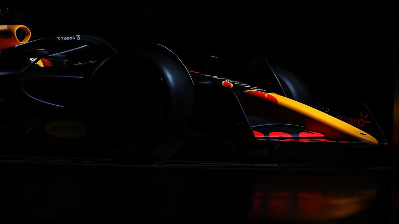 Listo para asumir su segundo año con el equipo, después de una exitosa primera temporada, Checo dijo: “Estoy muy emocionado de comenzar la nueva temporada y no puedo esperar para estar en camino con el nuevo RB18”.