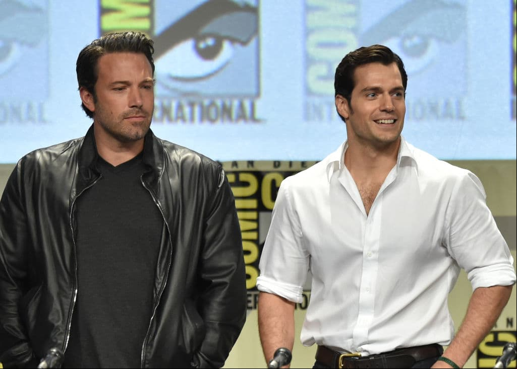 Batman vs Superman (2016) – Batman se fija en Superman y lo ve como una posible futura amenaza, por lo que trata de destruirlo.
