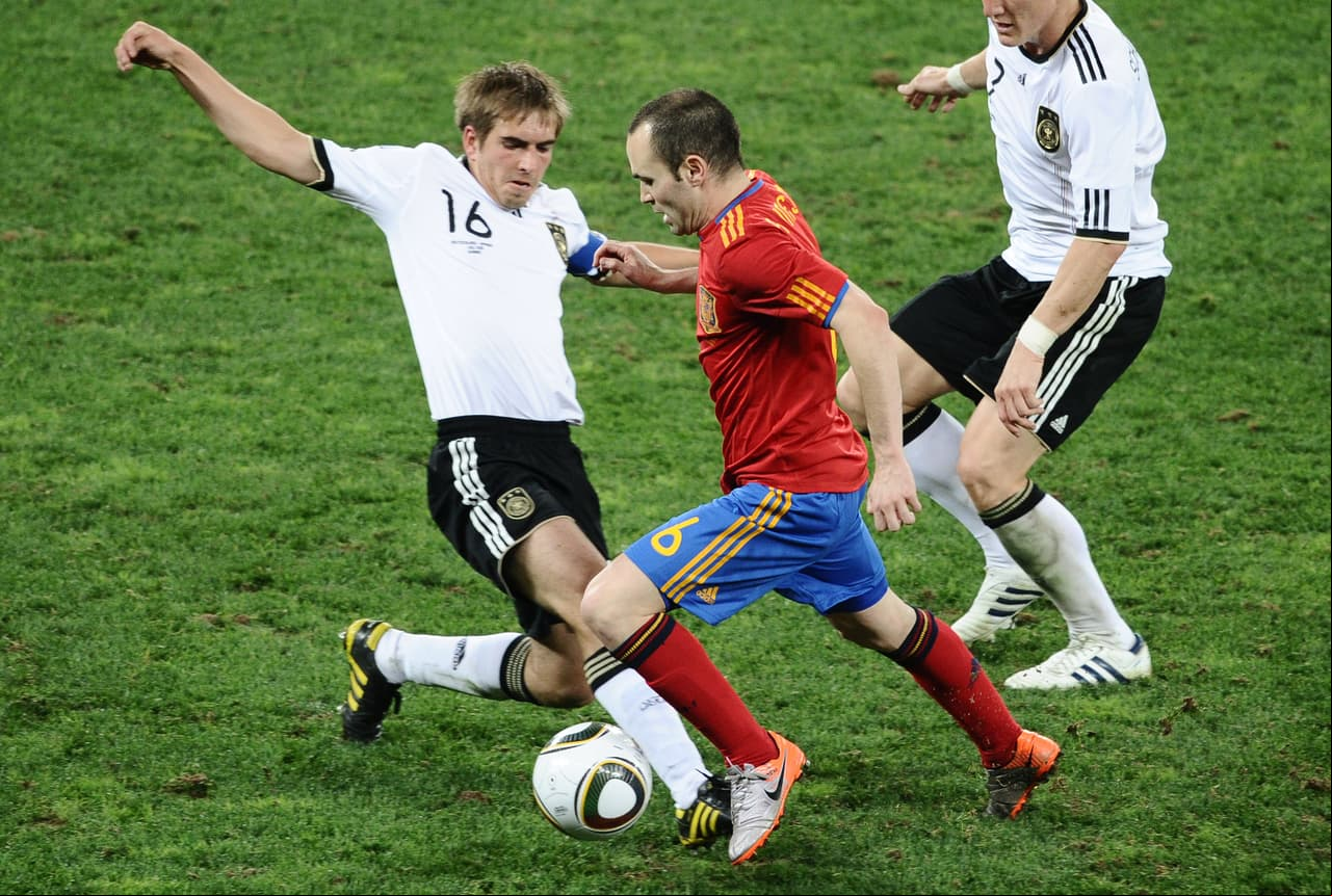 Iniesta fue el referente de un fútbol lleno de talento en España que logró sobreponerse 1-0 contra Alemania y llegar a la primera final en su historia.