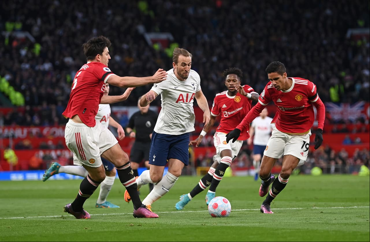 Cristiano Ronaldo anotó hat-trick para que el Manchester United venciera 3-2 al Tottenham.