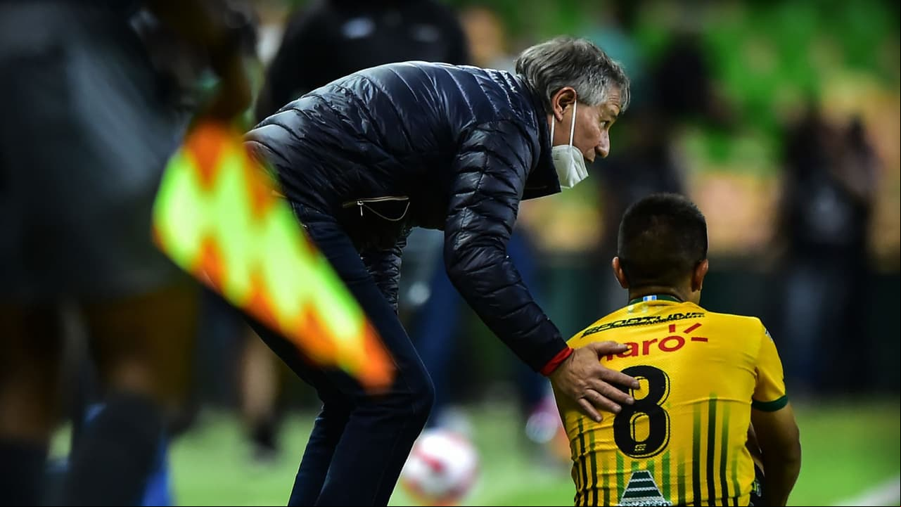 Ariel Holan con un jugador en el partido de León y Guastatoya.